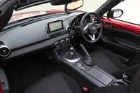 シンプルなデザインのダッシュボード。「『助手席の快適性を犠牲にしておいて、何が人間中心の設計だ』と言われるくらいなら、取ってしまった方がいい」とのことで、グローブボックスは廃止された。
    