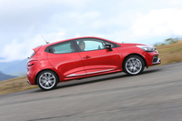 こちらは、日常での使い勝手を考慮した足まわりを持つ「シャシー スポール」。タイヤとホイールのサイズは、17インチとなる。