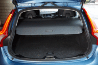 ラゲッジルームについてはベース車と共通。分割可倒式の後席に加え、必要とあらば助手席も前倒しすことができる。（写真をクリックすると、シートの倒れる様子が見られます）
    