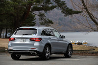 フロントスポイラーとサイドスカート、リアスカートからなる「AMGスタイリングパッケージ」や、19インチアルミホイールが標準装備となる。