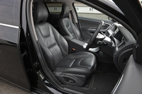 「R-DESIGN」専用の本革スポーツシート。長時間座っていても疲れにくいのがボルボのシートの特長である。オプションでT-TECテキスタイルと本革のコンビシートも選べる。
    