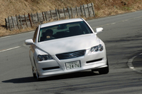 【テスト車のオプション】
HDDナビゲーションシステム＆CD＋MD＋AM/FM（45万6750円）／ボディーカラー（3万1500円）／モデリスタエアロキット（14万3850円）／19インチアルミホイ−ル＆タイヤ（44万9400円）／ハイパーパッドセット（2万8350円）／ダブルバレルドローターセット（10万2900円）