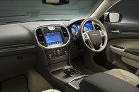 クライスラー、新型の高級セダン「300」を発売の画像