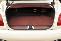 細部に至るまで金属パーツは見事にクロームメッキされる。401リッターの容量を持つトランクの内側にもきっちりとカーペットが敷き詰められている。