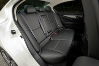 後席にトランクスルー機構が一切備わらない「350GT ハイブリッド」に対して、「200GT-t」は全車にアームレストスルーを標準装備。オプションで6：4の分割可倒機構も用意される。
    