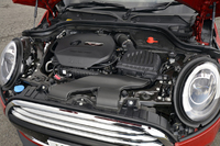 「クーパー」のエンジンは1.5リッターの直3ターボ。従来モデル（AT車）比で燃費は16％改善され、最高出力は10％向上した。このエンジンはBMWブランドの新型FF車「2シリーズ アクティブツアラー」にも搭載される。