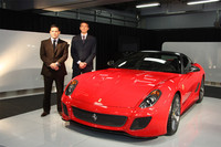 「599GTO」とフェラーリ・ジャパン プレジデント&CEOのエドウィン・フェネック氏（左）、フェラーリS.p.A コマーシャル＆マーケティング・ディレクターのエンリコ・ガリエラ氏（右）。