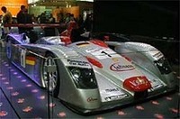 「A4カブリオレ」（上）とルマンマシン「R8スポーツカー」。
	
	 