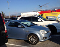 【写真4】「売りたし」のカードとともにたたずんでいた「オペル・ティグラ」。