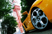 タイヤサイズは、前235/35ZR19、後295/30ZR19（ピレリ Pzero）とかなりアグレッシブ。