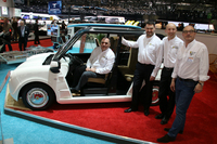 「ビービー」の開発に携わるベータ・エプシロン社のみなさん。左から2番目は開発主任のフィリップ・ルー氏。ゴルフ場でカートとして使用するときは、ドアなしでも可。