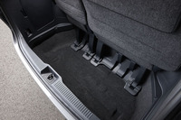 荷室床下の収納スペース。折り畳まれた3列目シートは、この空間におさまる。