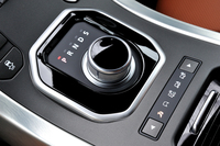 トランスミッションはアイシンAW製の6段ATから、ZF製の9段AT（ZF 9HP48）へ。