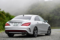 リアは、エキゾーストエンドと一体化した新設計のバンパーデザインを採用する。