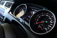 280km/hまで刻まれた速度計。メーターパネルの中央には、フルカラーのマルチファンクションディスプレイが備わる。