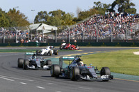 フリー走行から予選、決勝にかけて、格の違いをまざまざと見せつけた王者メルセデス。ハミルトン（先頭）は、ポールポジションからのスタートでトップを守ると、2位ロズベルグ（その後ろ）を従えてレースをコントロールした。（Photo=Mercedes）
    