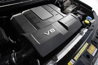 車重が2.6トンを超える「ヴォーグ」だが、エンジンは510psとスーパースポーツ並み。オンロードでの0-100km/h加速は6.2秒を記録する。