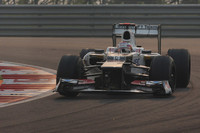 ザウバーの小林可夢偉（写真）は、予選で出遅れ17位。決勝では特に直線でのスピードが足らず、なかなか前車を抜けずに14位でチェッカードフラッグを受けた。現在コンストラクターズランキング6位のザウバーは、20点前にいる5位メルセデスのポジションを狙いたいところだが、2戦連続の無得点で差を詰められないでいる。なお小林の来季のシートはまだ確定していない。（Photo=Sauber）