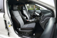 「2.0GT EyeSight」のシート表皮はファブリックとトリコットの組み合わせ。オプションで本革シートも用意される。