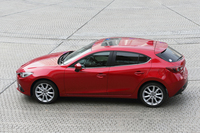 「魂動（こどう）」と呼ばれる最新のデザインテーマが採用された「アクセラスポーツ」のサイドビュー。