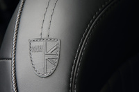 
	シートに施された「MINI YOURS」のマーク。「MINI Yoursデザイン・プログラム」とは、より上質な素材や手間のかかる製法による部品や装飾で内外装をコーディネートするオプションプログラムで、「MINIコンバーチブル」の発売と同時に日本に導入された。
	