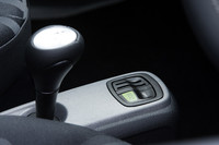 マニュアルモード付きの5段オートマチック。シフトレバー上部にあるスイッチでアイドリングストップ機能をOFFすることも可能。