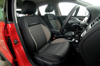 ボディカラーによって、オレンジ、ラテマキアート、グレーと3種類の内装色を用意するクロスポロ。写真はフラッシュレッドとディープブラックパールエフェクトのボディカラーに組み合わされるラテマキアート。