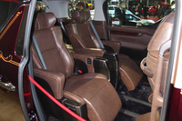 次期型「ヴェルファイア」のインテリア。写真はドレスアップされた2列目シート。
    