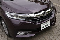 ベース車とは大きく意匠が異なるフロントマスク。「ハイブリッドZ」と「ハイブリッドX」にはLEDヘッドランプが標準装備される。
    