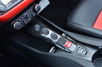 トランスミッションは7段ATのみ。センターコンソールには、変速モードの切り替えボタン（マニュアル／オートマチック）のほか、リバース、ローンチコントロールのスイッチなどもレイアウトされる。