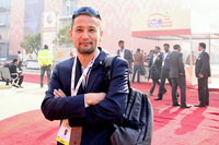 「デリーオートエキスポ2016」の取材に望む、不躾小沢コージ。