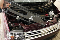 エンジンキーを使ってアクリル製のグリルが簡単に取り外せる。最初は「なんだそりゃ、意味ないじゃん」と思ったけれど、いざ外してみるとちょっと磨きたくなってしまった。