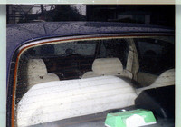 白いシートを写したかったと思われるが、消臭剤・自動車用キムコも懐かしい。