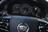 「エレガンス」に装備されるデジタル式のメーター。なお、エントリーグレード「ラグジュアリー」のメーターはアナログ式で、5.7インチのインフォメーションディスプレイが装備される。
    