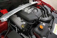 エンジンのパワーアップに伴い、ボディ剛性も高められている。スタビライザー径を拡大し、「V8 GTモデル」のエンジンルームにはストラットタワーバーが装備される。