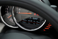 従来モデルから受け継がれたユニークな機能の「オールウェイズ・オープン・タイマー」。オープンの状態でドライブした累積時間を確認することができる。