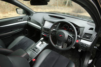 インテリアには、赤いプッシュエンジンスイッチや、赤いステッチが施された専用の本革巻きステアリングホイールが装備されるほか、各所に「STI」のロゴが配される。