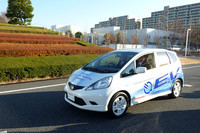 「フィットEV」
ギアボックス同軸モーター（92kW、26.1kgm）／航続走行距離＝160km以上（JC08モード）／充電時間＝100V:12時間以下。200V：6時間以下、急速充電：30分（80％充電）