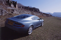 DB9には、6速ATにほか、フロアシフトの6段MTも用意される。マニュアルモデルは、ファイナルレシオが3.07から3.54に低められることもあって、0-100km/h加速は、オートマの5.1秒に対し、4.9秒と優位に立つ。