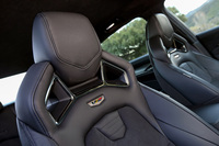 シートには写真のモノトーンに加え、ツートンカラーの仕様も用意。背もたれには「Vシリーズ」のバッジがあしらわれている。