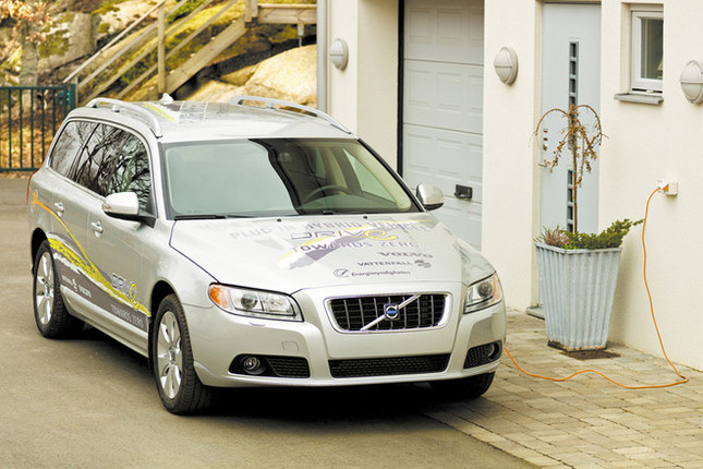 ボルボは、プラグインハイブリッド車の発売に先駆け、2009年夏より試験車である「V70プラグインハイブリッド」で、実証実験を行う。写真は、そのデモカー。