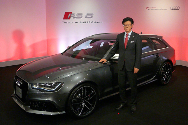 「アウディRS 6アバント」とアウディ ジャパン代表取締役社長の大喜多 寛氏。