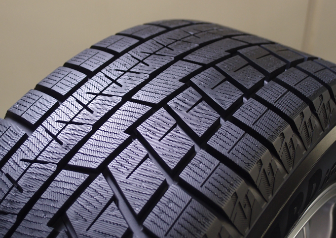 スタッドレスタイヤの多くは、左右非対称なトレッドパターンが採用されている。イン側は氷上でのグリップ力を高め、アウト側は雪上でのトラクション性能を確保するなど、部分的に特性が異なる。