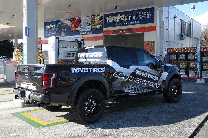 一回の給油であっさりと万札を溶かす「ラプター」だが、その燃費はEPA複合値で16mpg（約6.8km/リッター）と、このずうたいと動力性能を思えば意外と悪くない。ただガソリンタンクがデカすぎるだけなのだ。