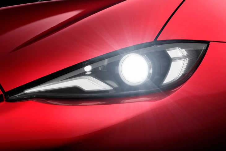 「990S」のオーナー（筆者の鈴木ケンイチ氏）もうらやんだ、改良型のシャープなLEDヘッドランプ。ポジションランプもバンパーの両端からヘッドランプ内に移設されている。