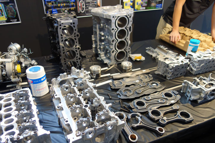 【モノづくり展示】エンジン内部の部品も展示された。右手奥は鋳造用の型。