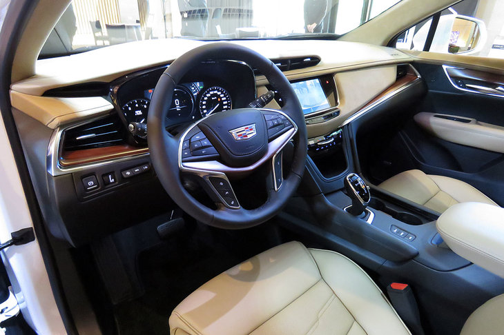 キャデラックXT5クロスオーバー（インストゥルメントパネルまわり）