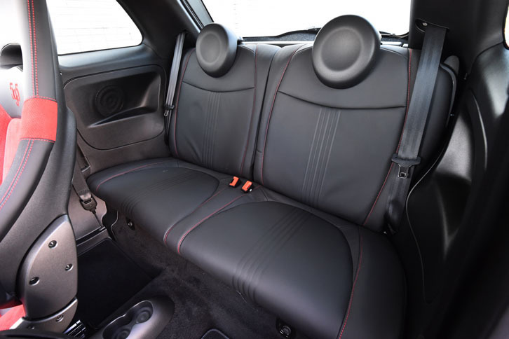 レザー張りのリアシート。50：50の分割可倒機能が備わる。