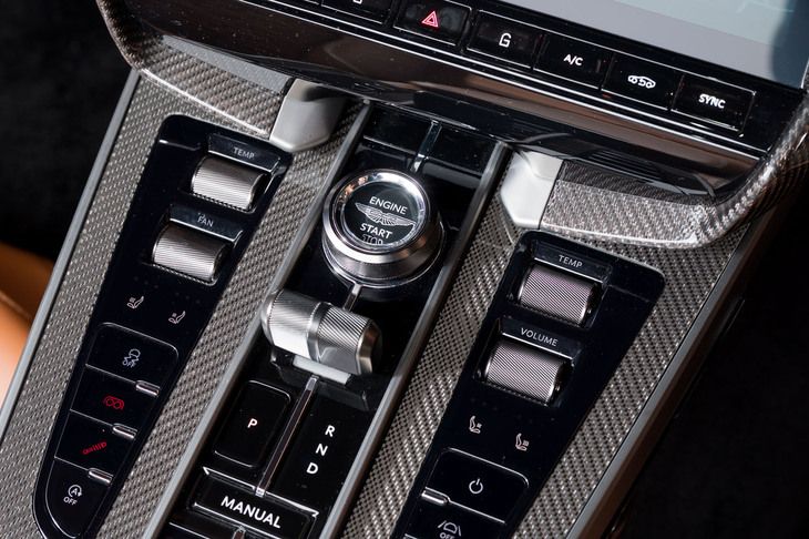 ドライブモードの切り替えは、丸いイグニッションスイッチの縁に備わるリング状のセレクターで操作。またドライブモードとは別に、サスペンションの特性とエキゾーストサウンドは専用のスイッチで個別に調整可能だ。