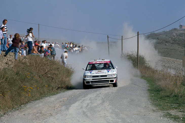 1990年の第10戦サンレモラリーを戦う「スバル・レガシィ」。スバルは同年からWRCに本格参戦を開始。マニュファクチャラーズランキングは4位で、ランチアやトヨタにはまだ遠く及ばなかった。